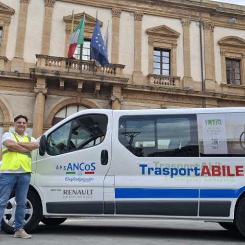 Pulmino ANCoS adibito per trasporto disabili e il servizio gratuito per le votazioni a Caltanissetta